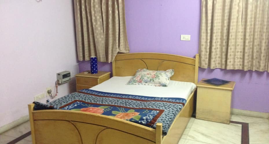 Nice comfortable home next to metro station. Full privacy and good location, New Delhi 3